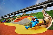 全台最大堤坡滑梯樂園！新北這公園免費玩爽爽