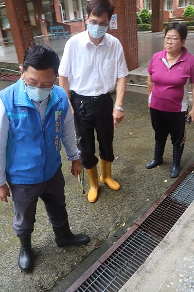 梓官國小地勢低窪,排水設施不良,豪雨造成校園多處積水,高雄市教育局長吳榕峯(左)勘災,允諾補助全面解決學校長久以來的排水問題。圖/高雄市教育局提供