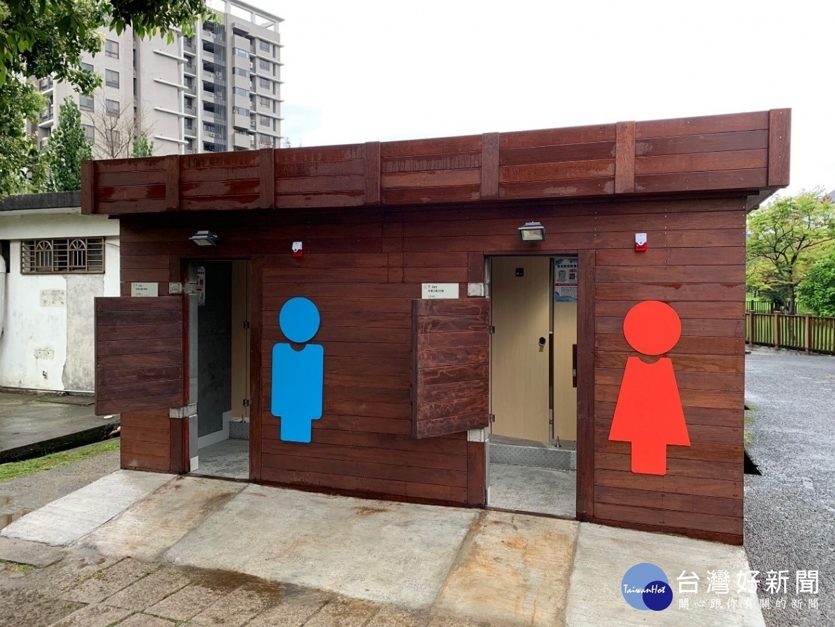 百福公園其中一座廁所增設一間親子廁間，讓有小朋友的遊客如廁更加便利。