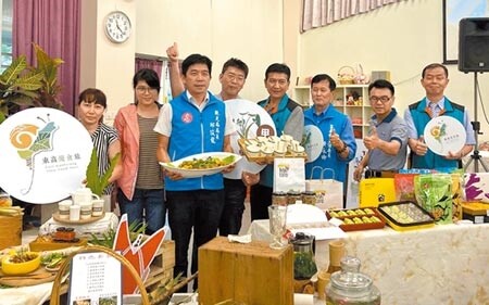 東高雄9區首度共同行銷「東高慢食旅」觀光品牌，展示多元交通、物聯網平台APP等5大行動方案。（林雅惠攝）