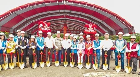 攸關竹東鎮未來發展的「竹東客家音樂村交通轉運中心暨地下停車場興建工程」，27日動工祈福，未來將結合高鐵、台鐵、公路客運，形成完整大眾運輸路網，縣長楊文科（中）等地方人士共襄盛舉。（羅浚濱攝）