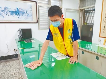 領有中度身心障礙證明的張先生因受到疫情衝擊而失業,透過「安心即時上工計畫」在龍潭派出所負責清潔工作。(胡健森攝)