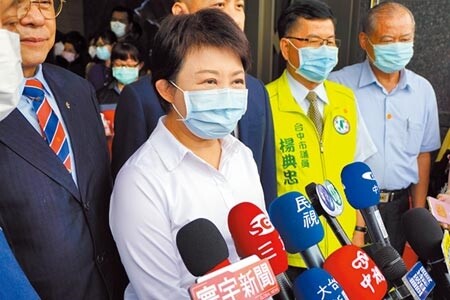 台中市長盧秀燕宣布畢業旅行、演藝場館、觀光景點人流等,即日起解禁。(王文吉攝)