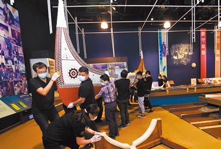 國立台灣史前文化博物館27日將達悟族8人座大船展示品下架，宣布啟動改造工程，期待1年後「華麗轉身」。（莊哲權攝）