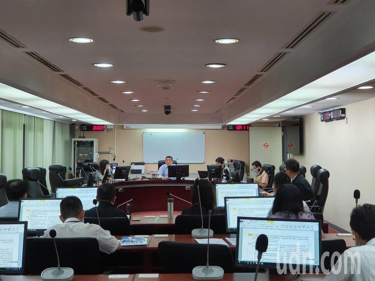 北市議會法規會昨上午審議通過「台北市自助選物販賣事業管理自治條例」草案,明文規定夾娃娃機需距離國中、小學校50公尺以上。記者楊正海/攝影