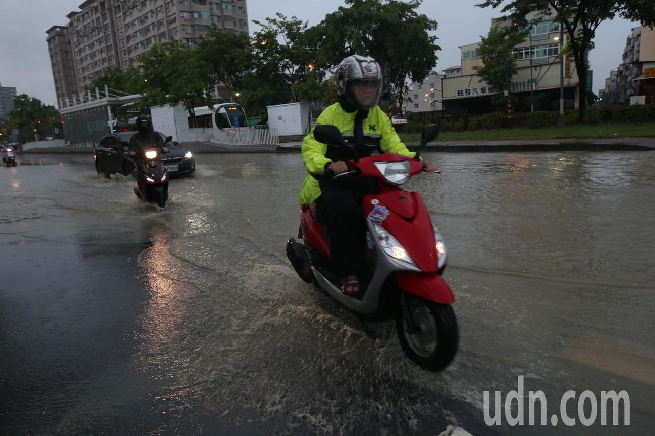 高雄市小港、前鎮等區今天上午下起滂沱大雨，路面一度出現積淹水。記者劉學聖／攝影