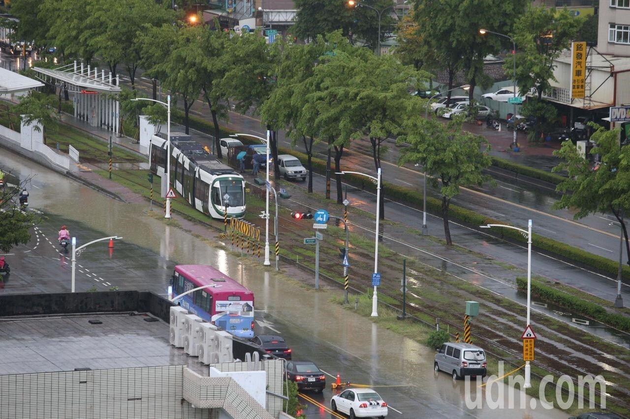 高雄市小港、前鎮等區今天上午下起滂沱大雨，路面一度出現積淹水。記者劉學聖／攝影