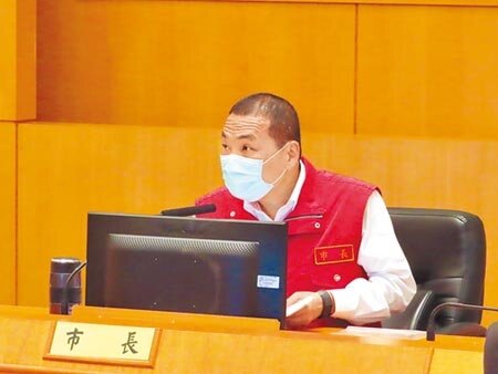 新北市長侯友宜宣布27日起,室內、室外活動不再限制人數。(葉德正攝)