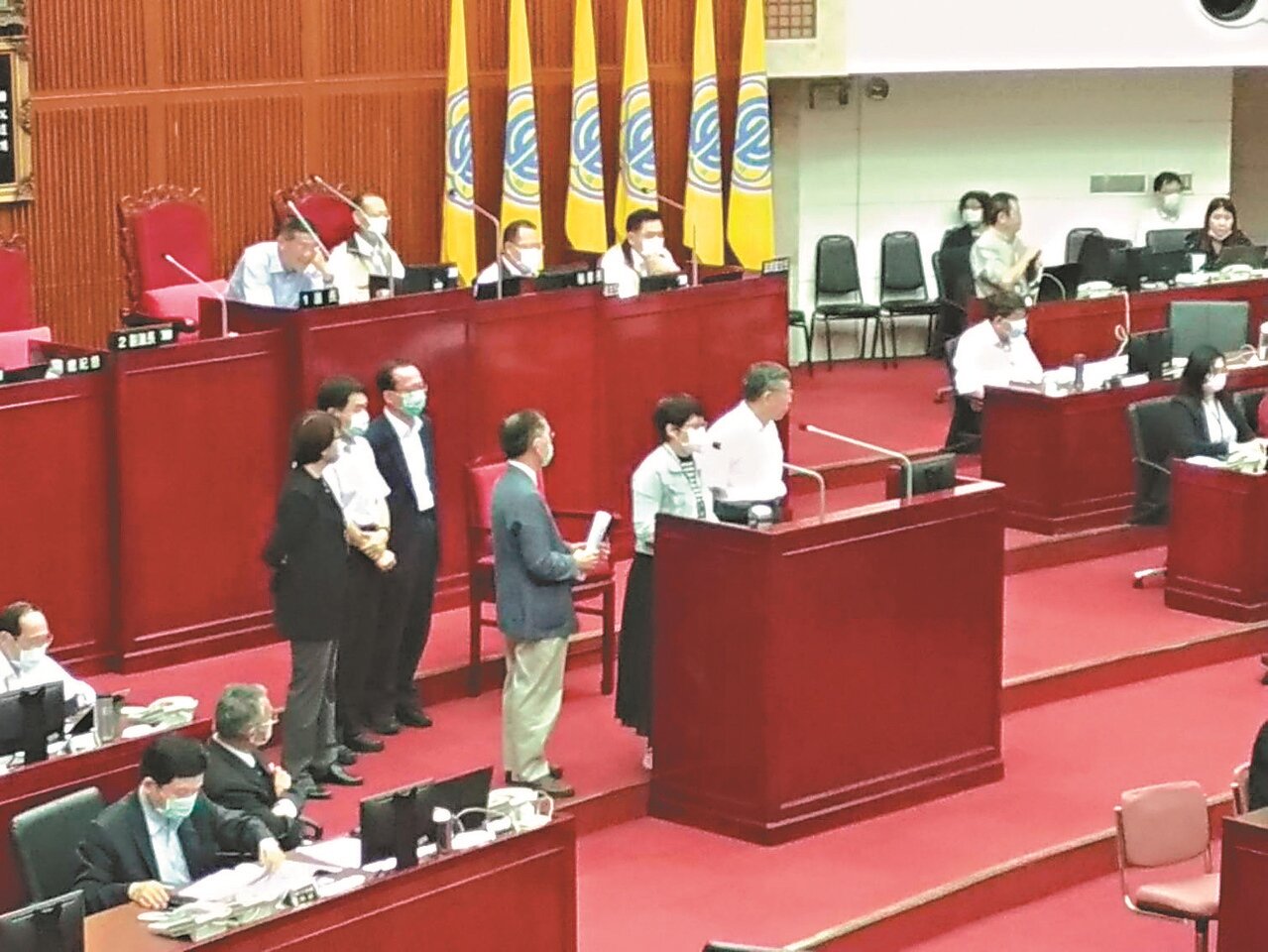 台北市長柯文哲昨午赴議會報告109年度第一次追加減預算案。應曉薇質詢錢櫃針對六名罹難者的後續賠償議題。記者林麗玉／攝影
