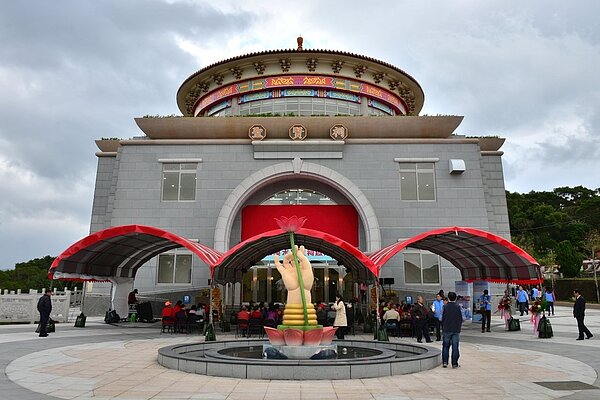 新北市淡水區聖賢祠新納骨塔2014年底啟用,足以因應第一公墓納骨塔遷移需求。圖/新北市民政局提供