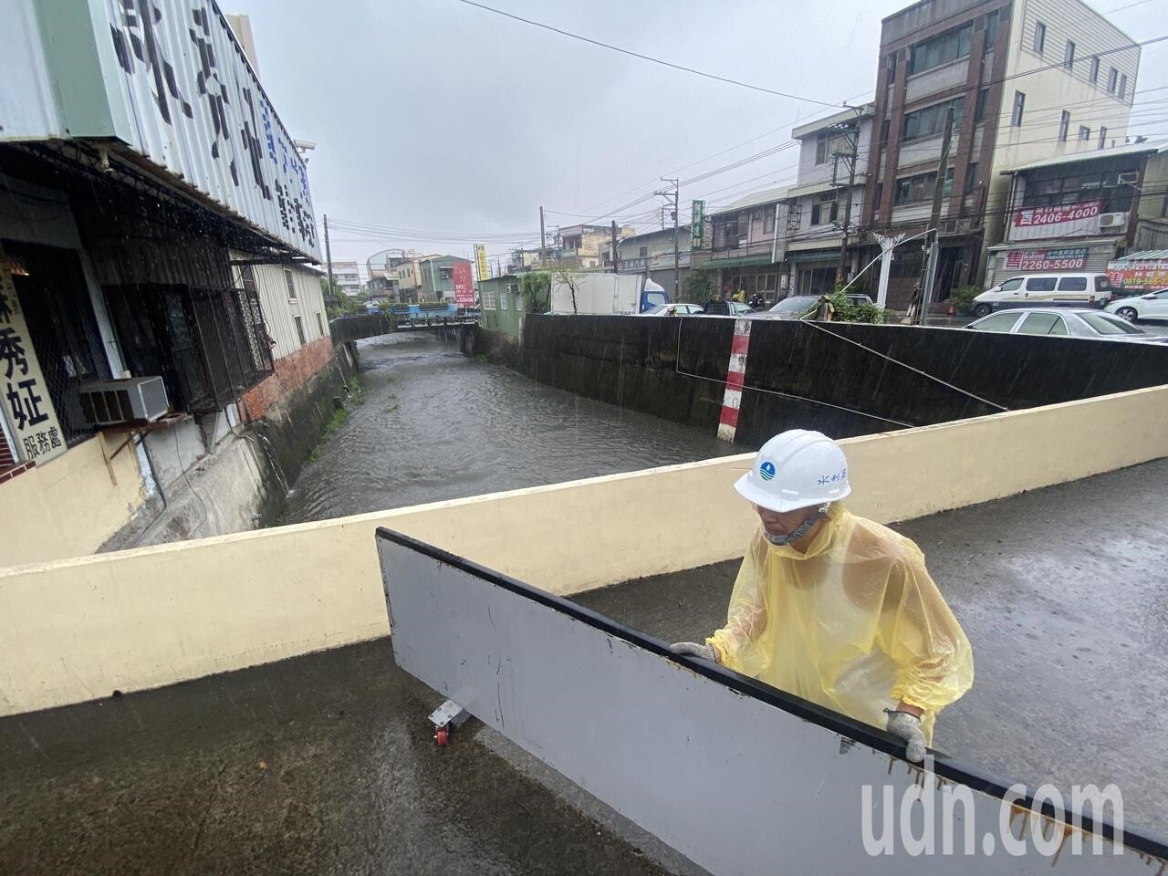 住台中市烏日區樹王埤旁的水利署防汛志工林維卿說，樹王埤水位27日二度超越警戒線，居民準備水匣門等備戰。記者趙容萱／攝影