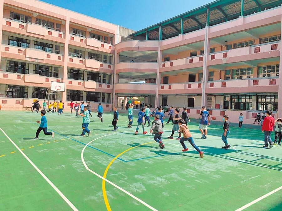 苗栗縣30日將重新開放校園戶外空間與場地,讓社區民眾散步、運動。(何冠嫻攝)