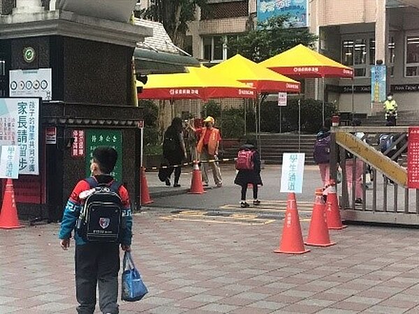 永慶房屋防疫帳篷助校園測量體溫抗疫 。圖/永慶房產集團提供