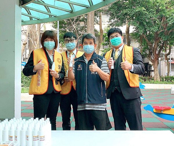 永慶房屋同人協助與中山區江寧里徐信洲里長發放防疫物資 。圖/永慶房產集團提供