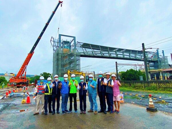 大甲車站人行跨越橋吊裝完成，預計7月底完工。圖／台中市政府提供