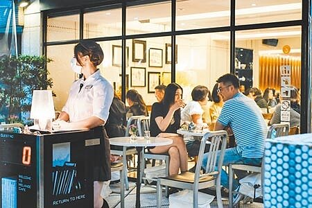 疫情重創國內經濟,主計總處下修今年全年經濟成長率為1.67%。圖為北市中山商圈,民眾暫忘疫情陰霾,外出消費。(郭吉銓攝)