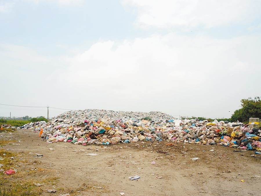 雲林縣口湖鄉2800餘噸垃圾山，預計於9月底清除完畢。（張朝欣攝）