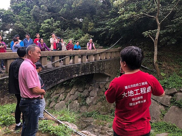 主持人講解社區河床狀況。圖/臺北市政府工務局大地工程處提供