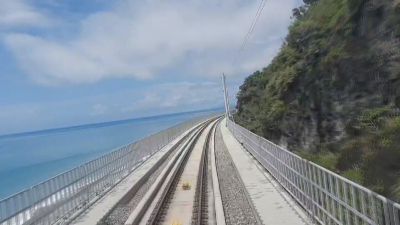 台東多良火車站28日改線通車後，列車上最美視角也首度曝光，令人讚嘆不已。圖／鐵路局王志中提供