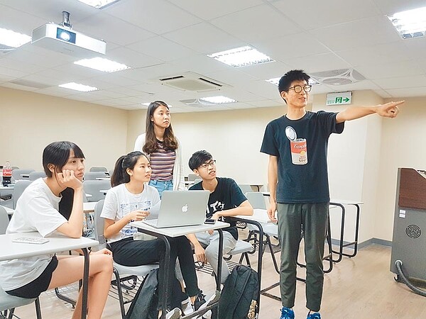 境外生要求返台完成學業的聲音愈來愈大,據了解,政院祕書長李孟諺下周將邀集跨部會協商,圖為陸生(站立者)與台生交流。 (中時電子報資料照片)