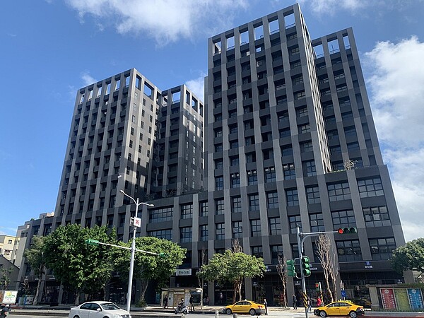 大龍新城公宅由海砂屋改建而成,在109年風光啟用,但住戶實際入住後卻陸續出現漏水狀況,北市府趕緊通知廠商改善問題。圖/台北市政府提供