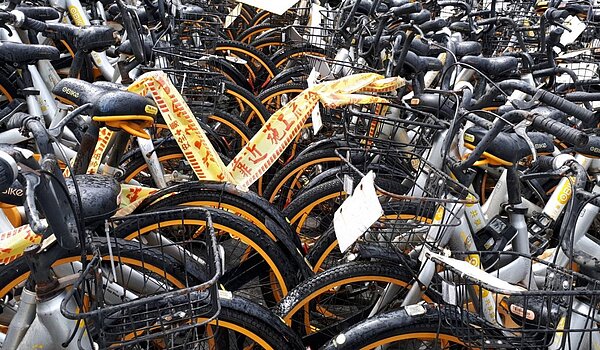 oBike倒閉後衍生棄置亂象,新北市在三月進行拍賣,每輛車僅剩廢鐵價3元殘值。圖/新北市政府提供