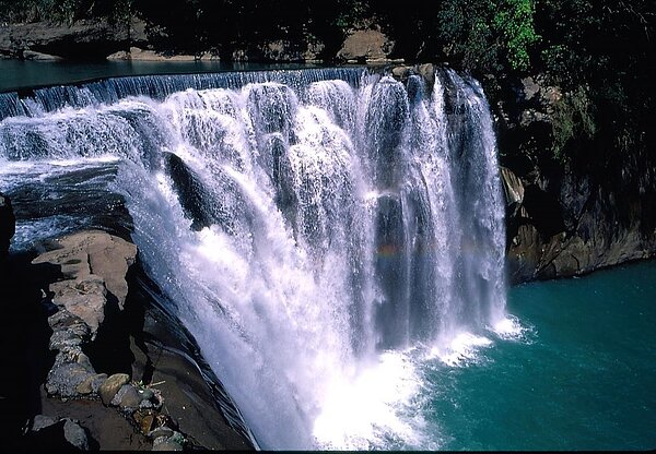 十分瀑布飛瀉而下激起白色水花。圖/新北觀光旅遊局提供