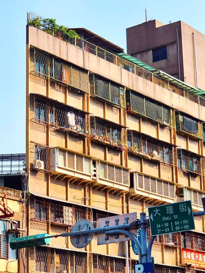 萬華西園路一段與大理街口有一棟「紙片屋」。圖／截自臉書社團《我是萬華人》