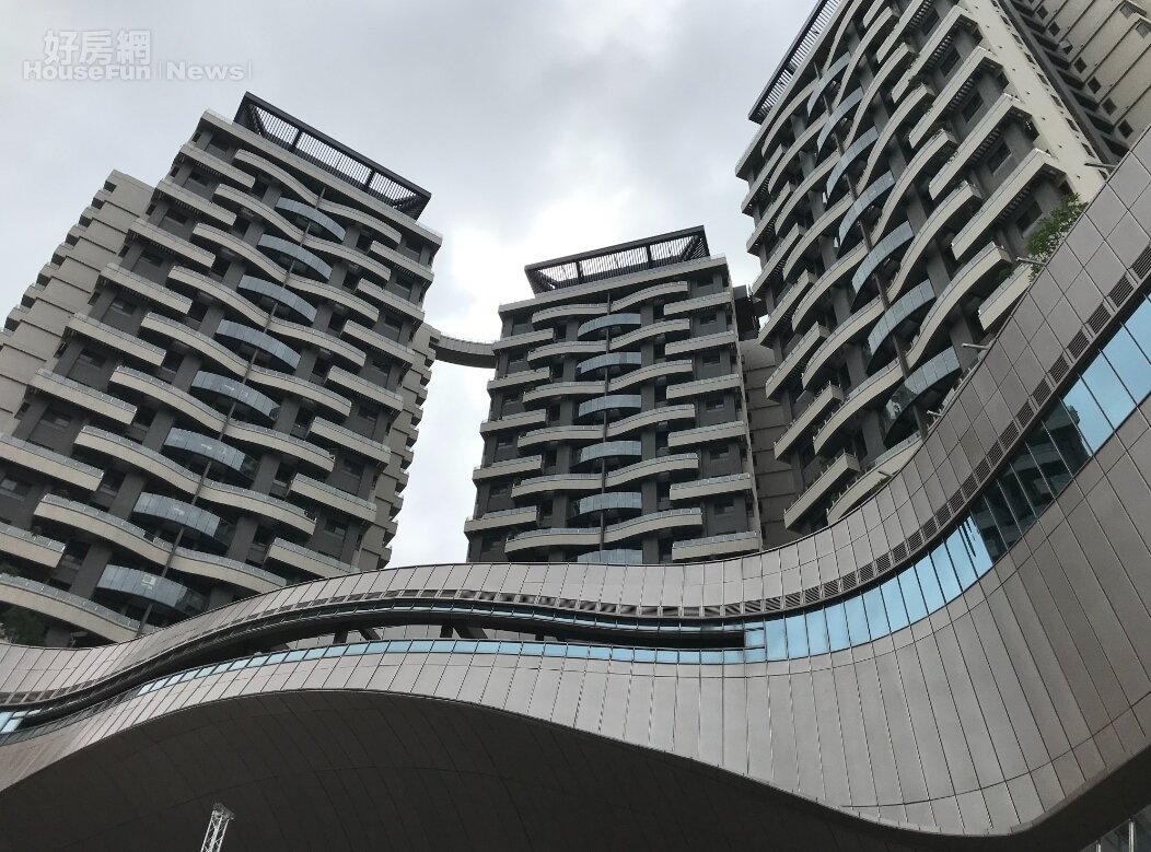 桃園機場捷運A19聯開案「冠德青璞匯」,高樓層為住宅,低樓層為萬坪購物中心。好房網News記者李彥穎