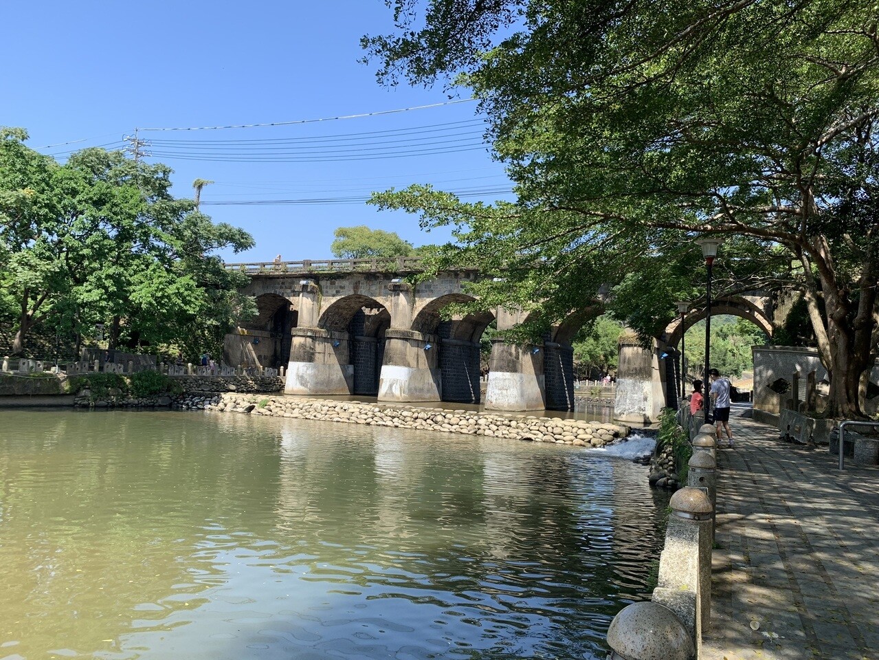 新竹縣關西鎮牛欄河親水公園東安古橋是著名觀光景點，牛欄河兩岸行水區解編可望帶動地方繁榮。記者陳斯穎／攝影