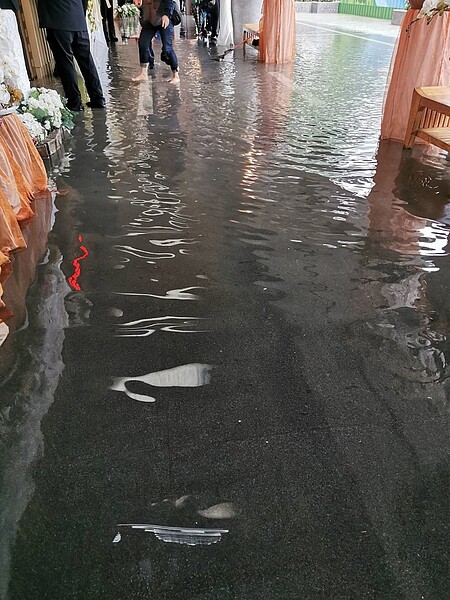 雨彈狂炸北市,二殯泡水辦告別式。圖/秦慧珠提供