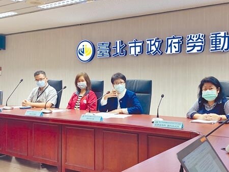 台北市勞動局長陳信瑜（右二）29日針對文華東方酒店大量裁員舉行記者會。（游念育攝）