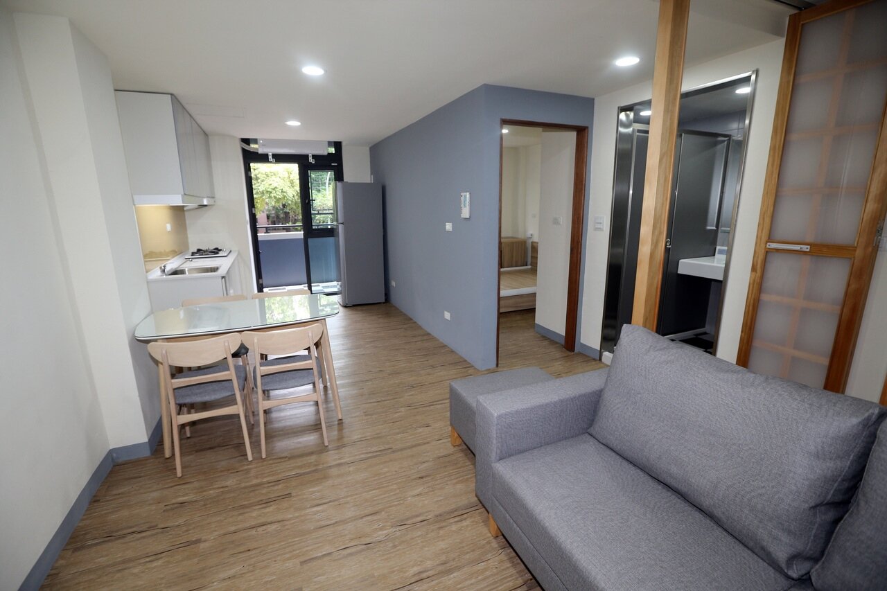 高雄市長前金區老舊警舍改建青年住宅完工,內部陳設十分時尚,也考量年長者居住需求。 記者劉學聖/攝影