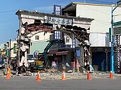 集集古街牌樓拆除　民眾打卡留念