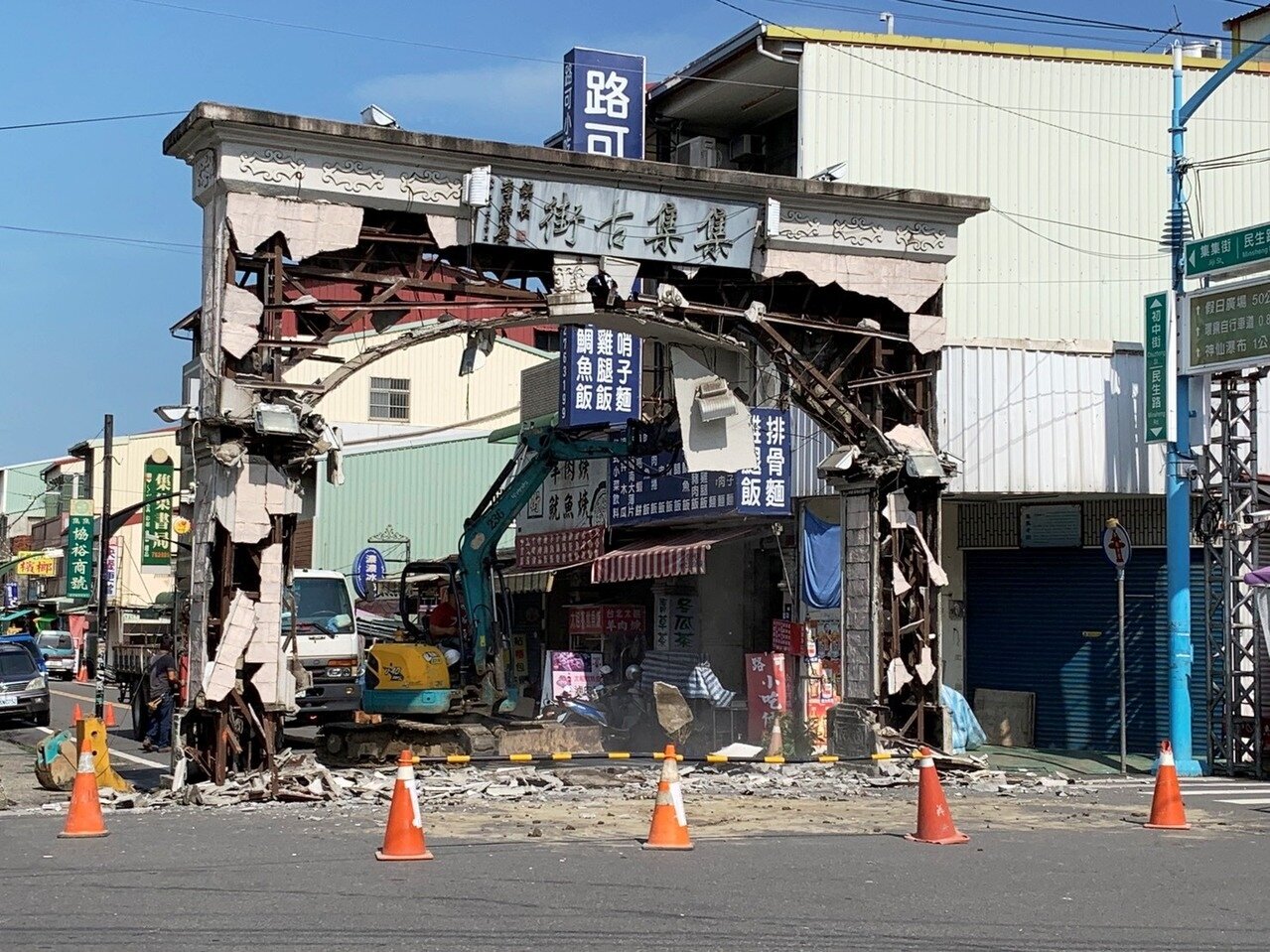 16年前興建的集集古街牌樓,為了改善交通昨天拆除。記者黑中亮/攝影