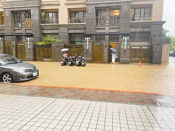 台北市29日午後下大雷雨,文山區最大時雨量超過80毫米,造成多處馬路積水。(摘自文山幫/張立勳台北傳真)