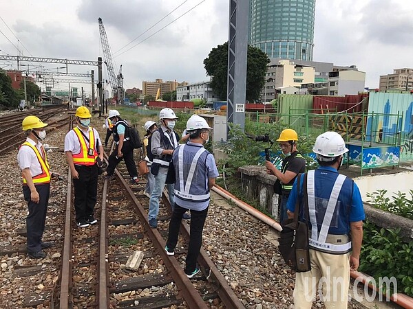 台南市文資處29日前往台南車站周邊會勘。圖/台南市文化局提供