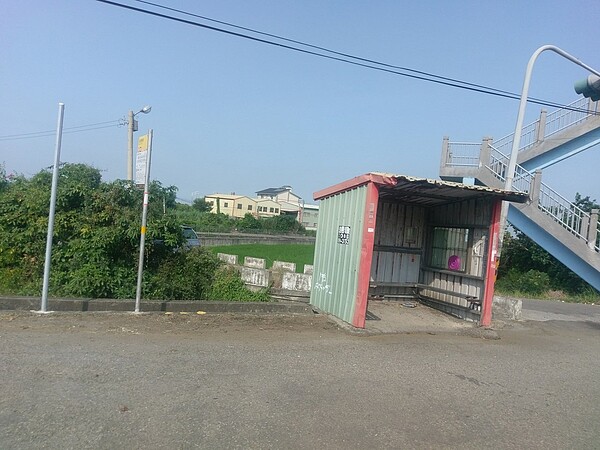 台中市公車候車亭外型、品質落差大,大甲區就有鐵皮屋搭建的公車亭,由地方自己做的,至今10餘年破舊不堪。圖/李榮鴻議員提供