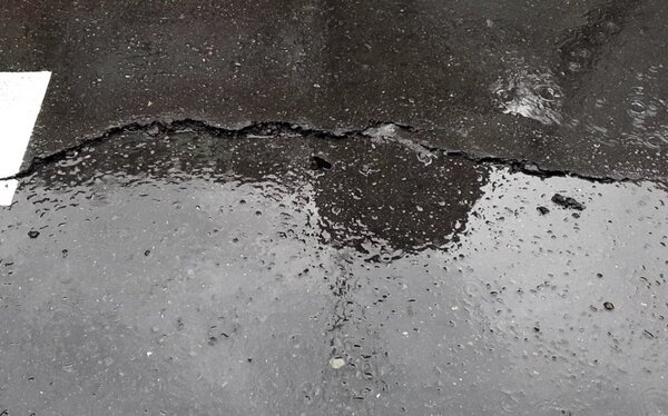 台北市興隆路地面發生裂縫並傳出沼氣。圖／記者廖炳棋翻攝