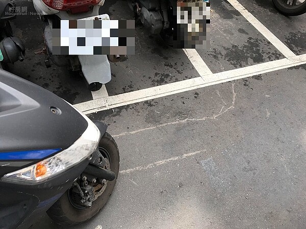 民眾停車在機車格裡,卻被不明人士拖出,甚至被警方開出併排停車違規罰單,直呼後續處理很煩人。圖/好房網News記者黃暐迪攝影