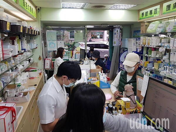 政府預計6月1日開放口罩國內外自由販售,除引起許多民眾開始向藥局詢問,想訂購給國外親友,也因先前傳出價格可能較實名制貴,導致藥局原本「滯銷」的實名制口罩,又變成每天賣光光。記者翁浩然/攝影