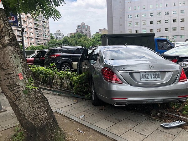 張姓老翁開車行經台北市信義區，連續衝撞兩輛機車、兩輛汽車，再開進停車場波及5輛汽車。記者李奕昕／翻攝