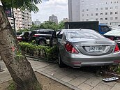 86歲老翁開賓士北市信義區連撞9車　暴衝人行道進停車場