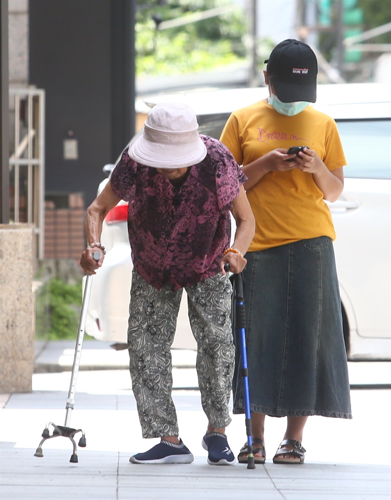 看護短缺的問題一直存在,未來希望能夠推動「全責照護」,由醫院與衛福部照護司「共聘」看護,醫院來統籌訓練和排班,提供住院病人一對多的照顧,可望減少護理人員和家屬的負擔。 記者葉信菉/攝影