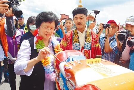 鹿港慶端陽重頭戲賽龍舟，昨天在福鹿溪畔舉行「開光點睛」儀式，縣長王惠美為龍舟點睛。（吳敏菁攝）