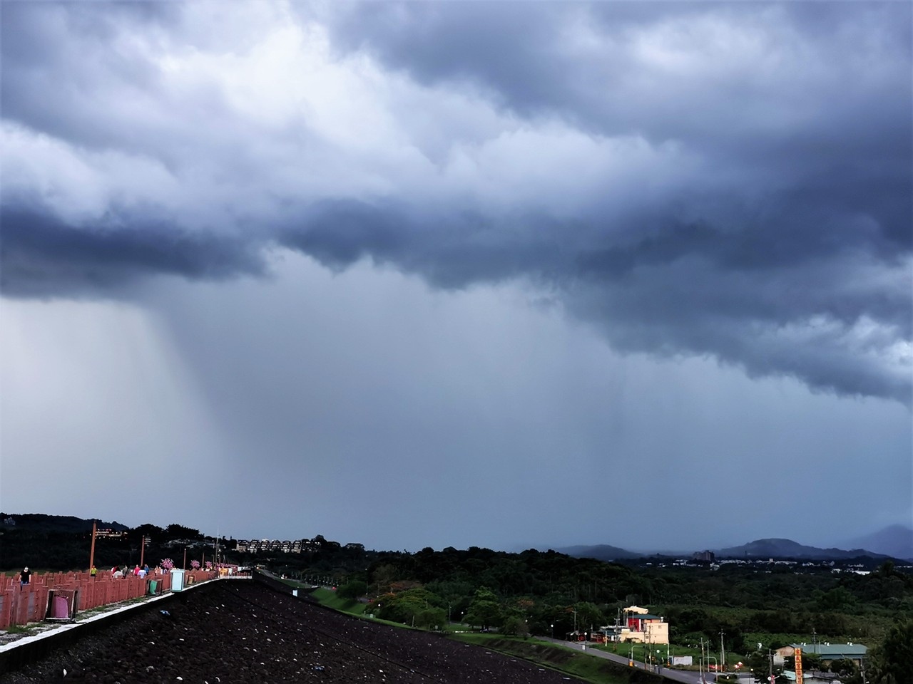 嘉義山區風起雲湧、雨瀑隨風湧動。記者卜敏正／攝影