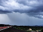 嘉義山區風起雲湧　雨瀑隨風湧動氣勢萬千