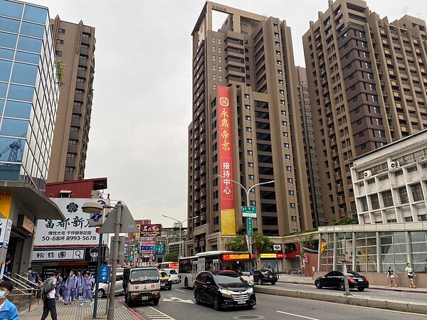 新莊副都心、頭前重畫區在機捷、環狀線通車後,房市一路回升,目前成屋均價站穩四字頭,新建案衝上五字頭,預料宏匯廣場開幕後,還會出現一波新買氣。 圖/科達機構提供