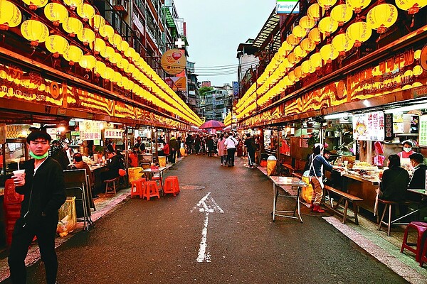 中央疫情指揮中心表示，6月7日後，業者若能遵守手部清潔、有咳嗽症狀勿靠近，夜市等賣場試吃即可恢復。 圖／聯合報系資料照片