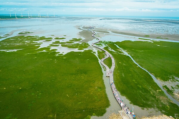 高美濕地具有豐富的自然與人文資源,為台中知名生態旅遊景點。圖/台中市政府提供